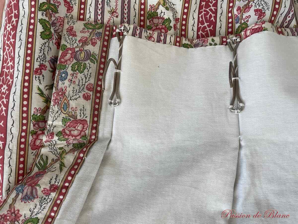 Paire de rideaux, collection LE MANACH, fond écru avec motifs fleuris. PIERRE FREY. – Image 7