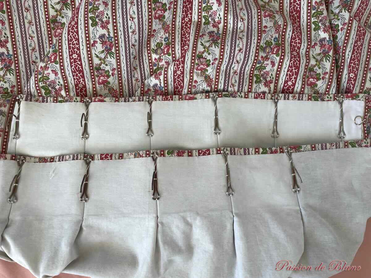 Paire de rideaux, collection LE MANACH, fond écru avec motifs fleuris. PIERRE FREY. – Image 6