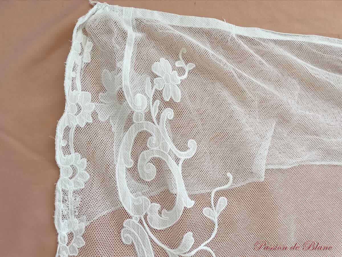 Grande paire rideaux, tulle blanc avec applications de motifs brodés au point de chainette – Image 11