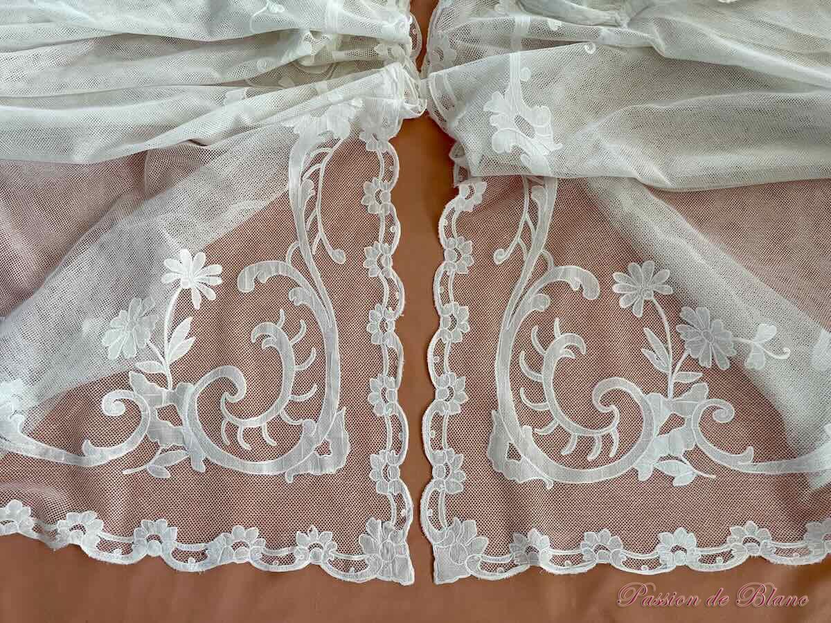 Grande paire rideaux, tulle blanc avec applications de motifs brodés au point de chainette – Image 6