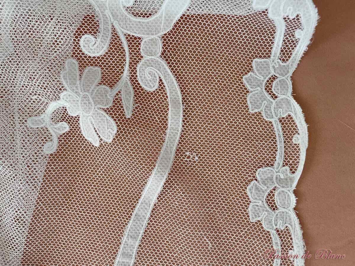 Grande paire rideaux, tulle blanc avec applications de motifs brodés au point de chainette – Image 3