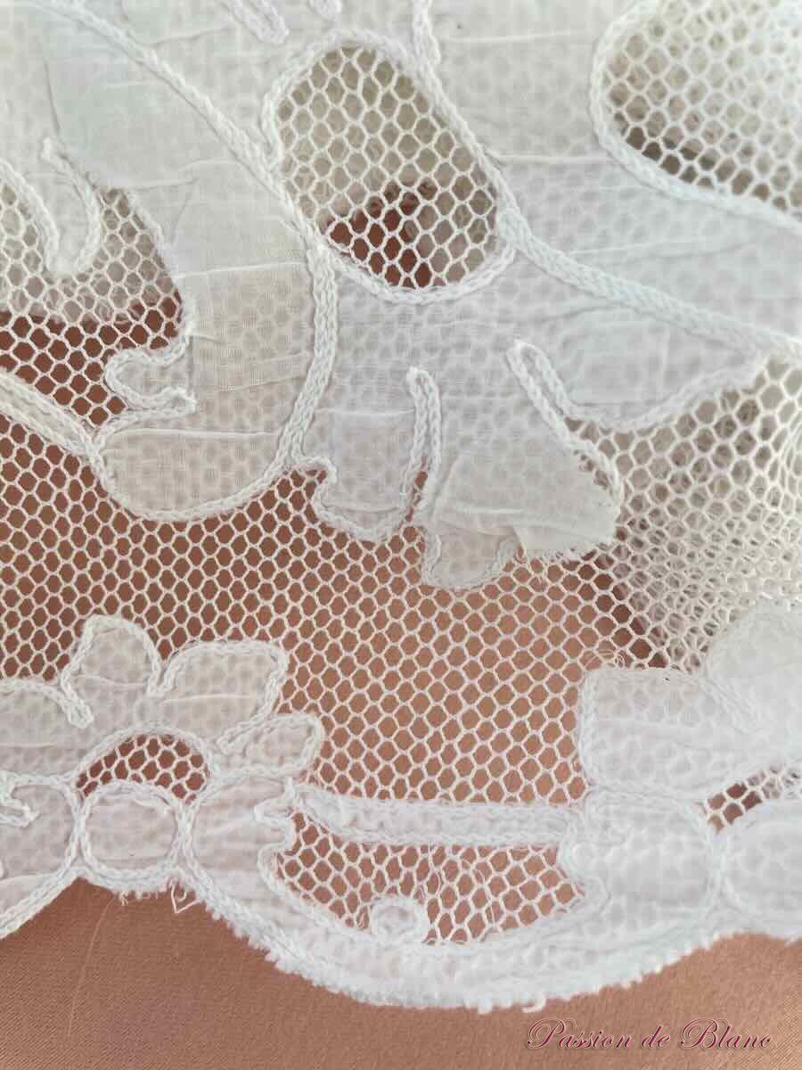 Grande paire rideaux, tulle blanc avec applications de motifs brodés au point de chainette – Image 2