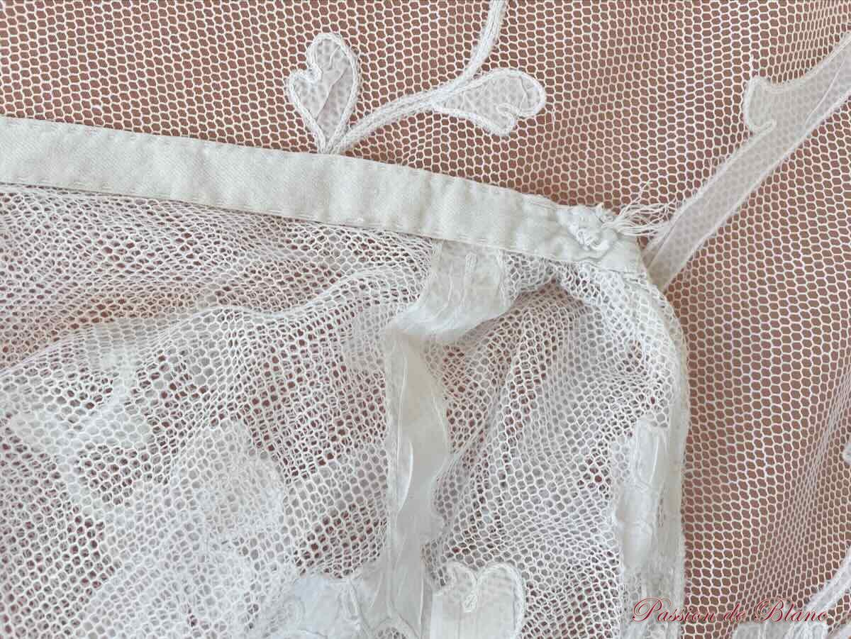 Grande paire rideaux, tulle blanc avec applications de motifs brodés au point de chainette – Image 10