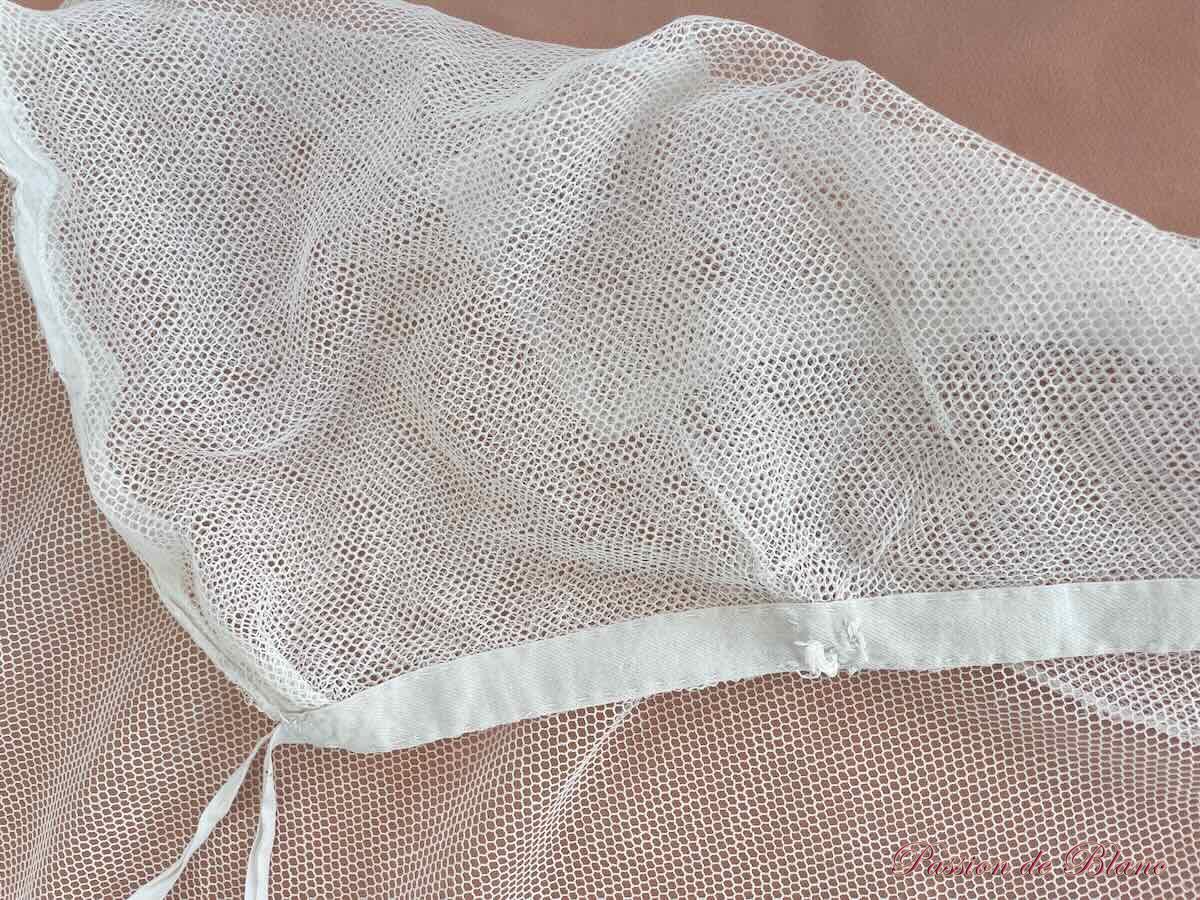 Grande paire rideaux, tulle blanc avec applications de motifs brodés au point de chainette – Image 9