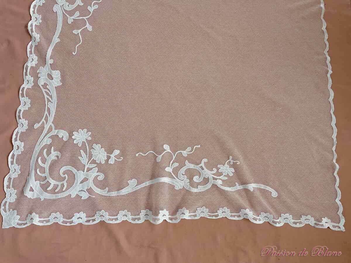 Grande paire rideaux, tulle blanc avec applications de motifs brodés au point de chainette – Image 8