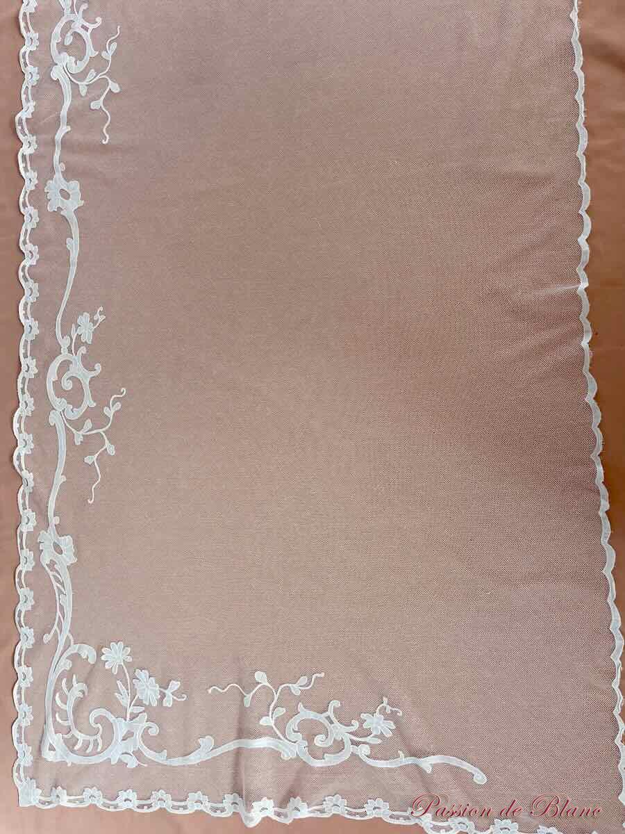 Grande paire rideaux, tulle blanc avec applications de motifs brodés au point de chainette – Image 7