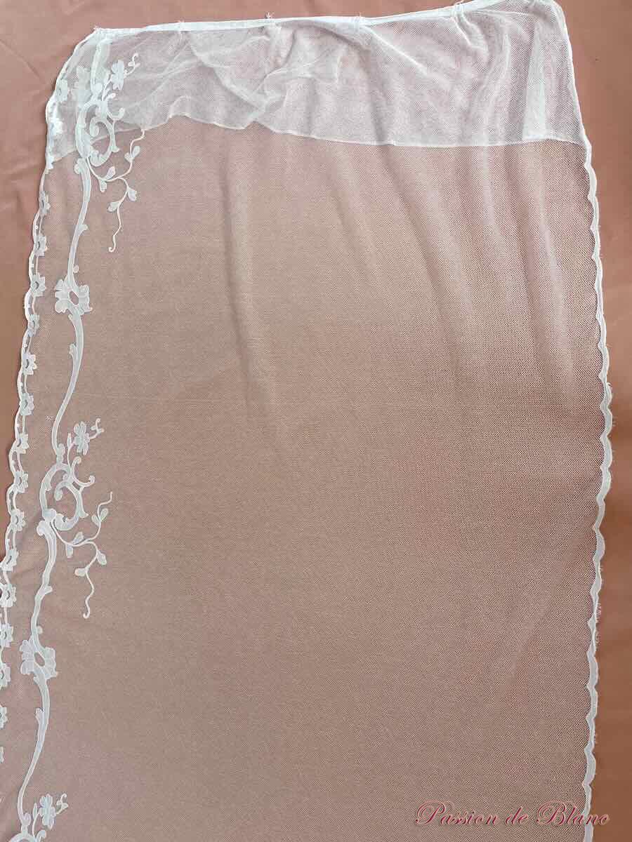 Grande paire rideaux, tulle blanc avec applications de motifs brodés au point de chainette – Image 5