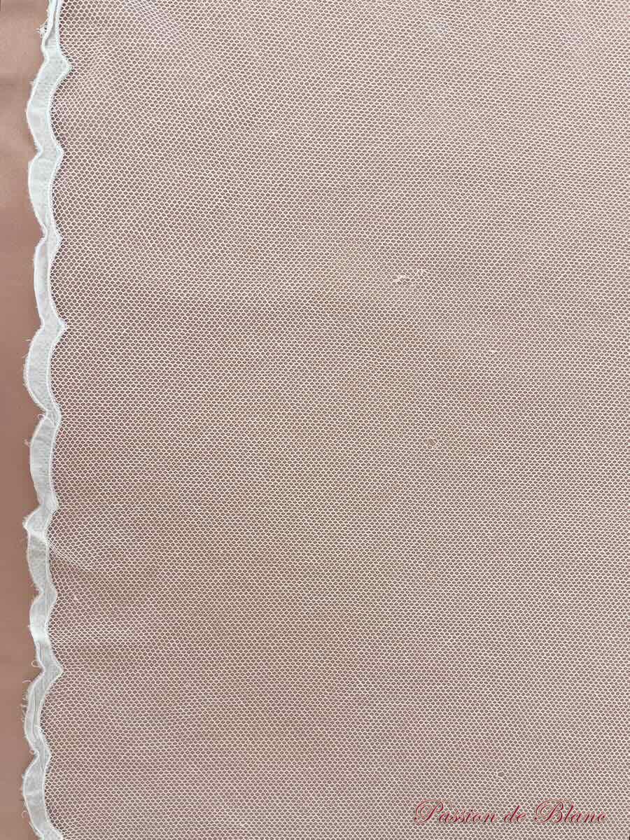 Grande paire rideaux, tulle blanc avec applications de motifs brodés au point de chainette – Image 4