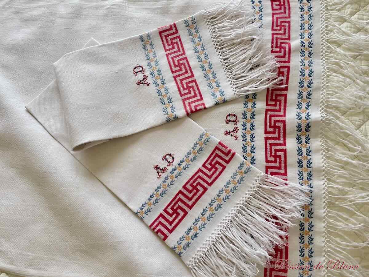 Lot de 3 grandes serviettes d'invités en lin fin liteau de couleur et franges – Image 4