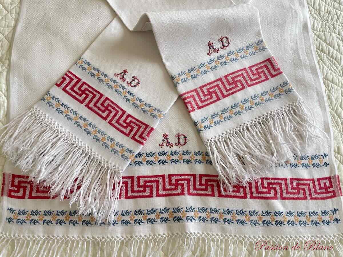 Lot de 3 grandes serviettes d'invités en lin fin liteau de couleur et franges – Image 3