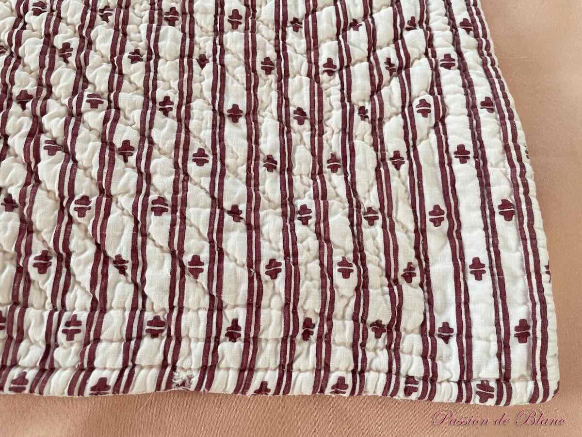 Courtepointe piquée main double face, un côté blanc l'autre aux motifs grenat – Image 7