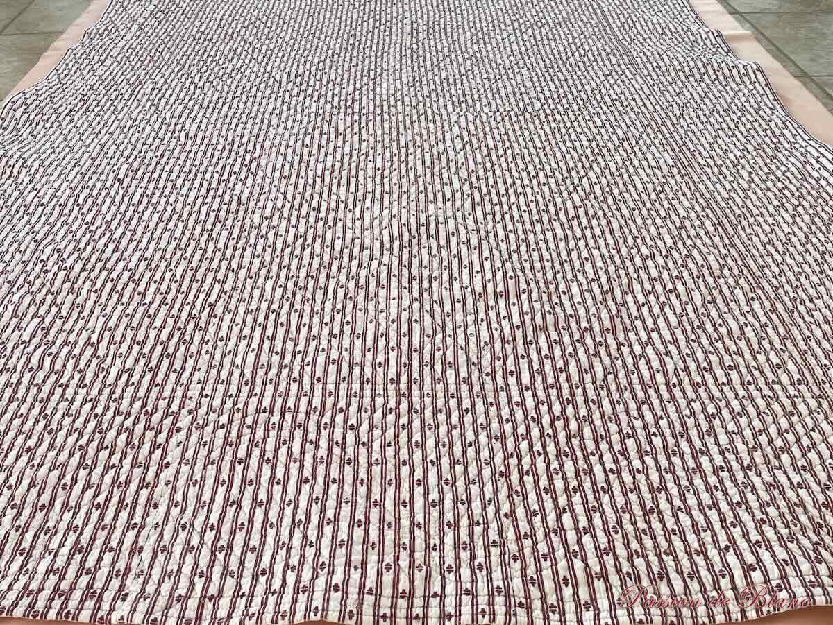 Courtepointe piquée main double face, un côté blanc l'autre aux motifs grenat – Image 6