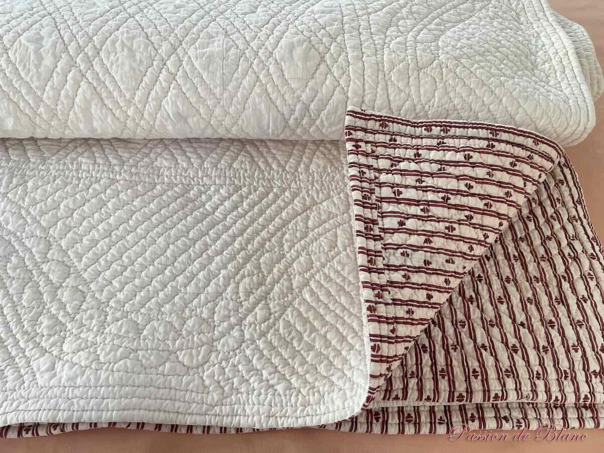 Courtepointe piquée main double face, un côté blanc l'autre aux motifs grenat – Image 5