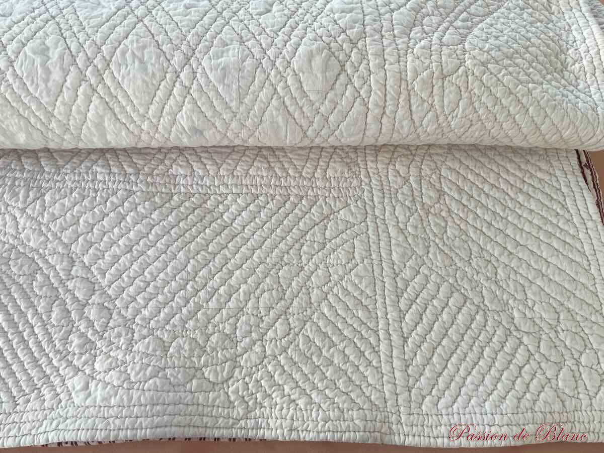 Courtepointe piquée main double face, un côté blanc l'autre aux motifs grenat – Image 8