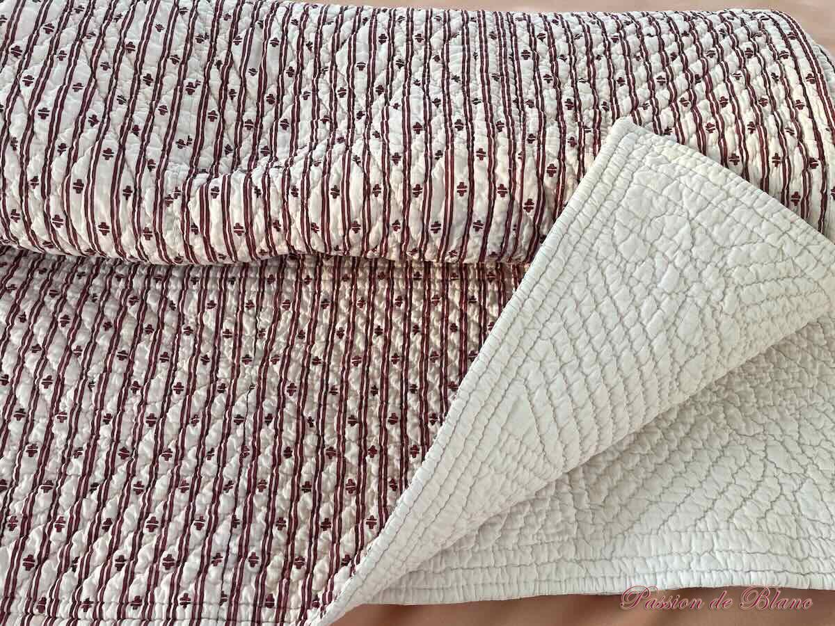 Courtepointe piquée main double face, un côté blanc l'autre aux motifs grenat – Image 9