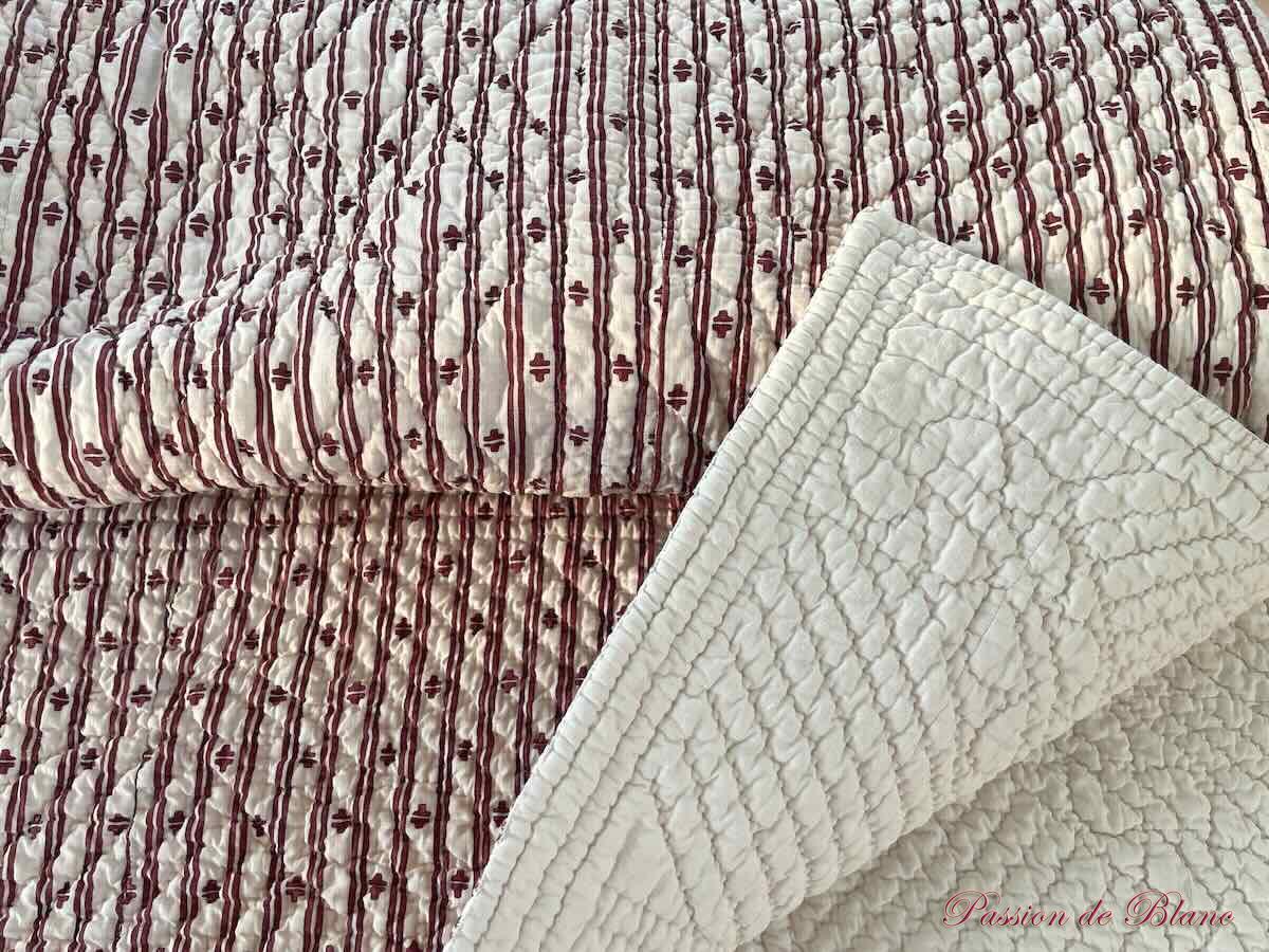 Courtepointe piquée main double face, un côté blanc l'autre aux motifs grenat – Image 3