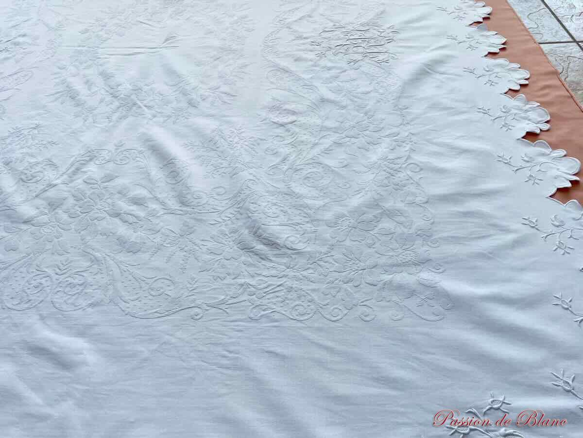 Couverture festonnée sur les côtés en piqué coton, 2 monogrammes RE et fleurs – Image 4