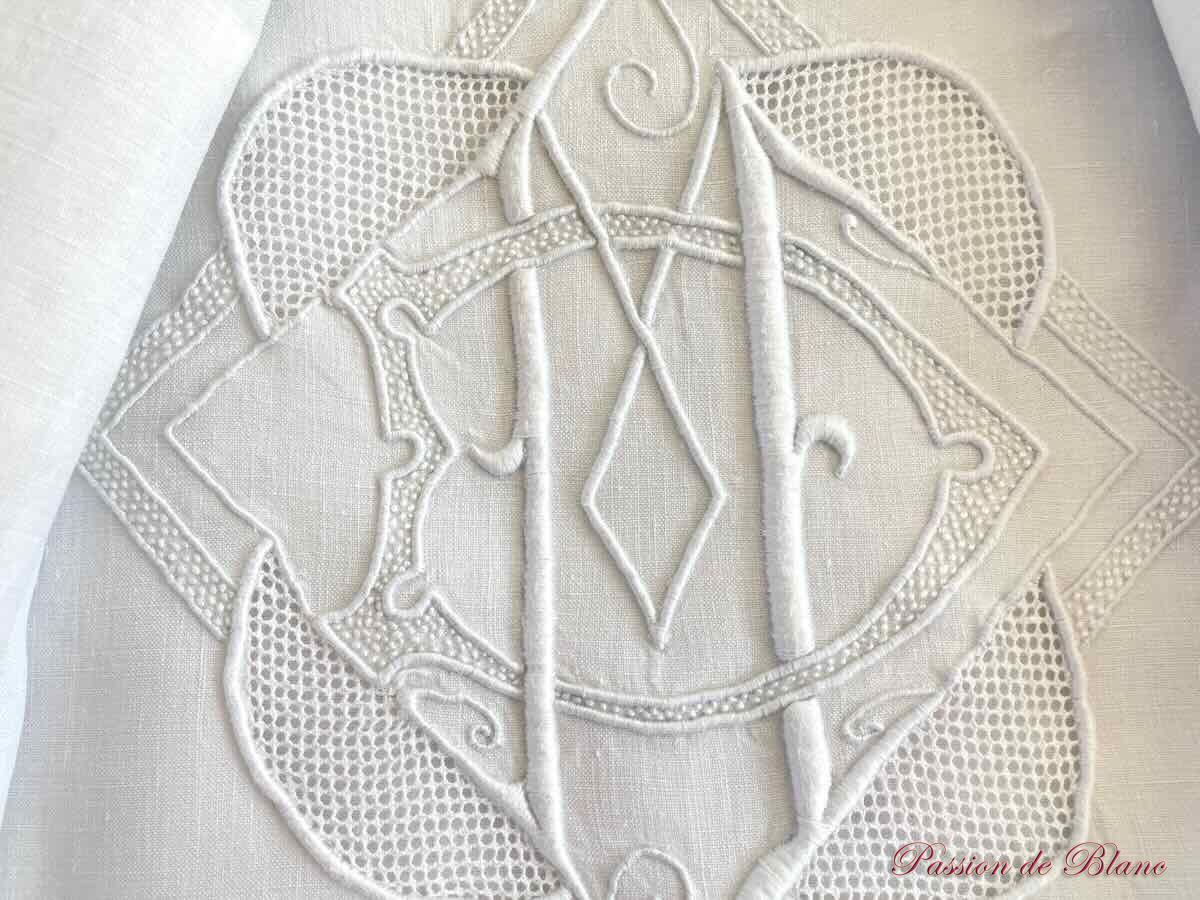 Grand drap broderie main, incrustations à l'aiguille et monogramme MD sur lin fin – Image 2
