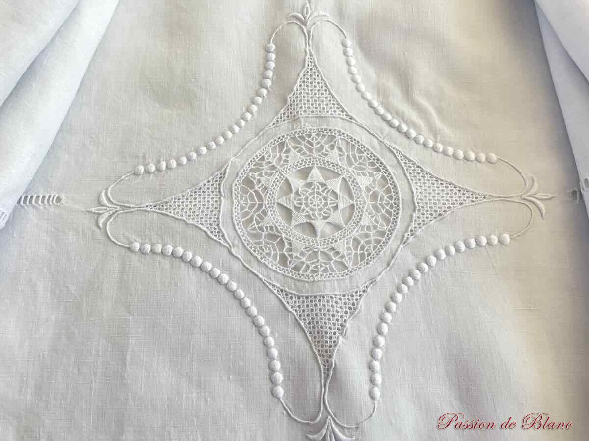 Grand drap broderie main, incrustations à l'aiguille et monogramme MD sur lin fin – Image 4