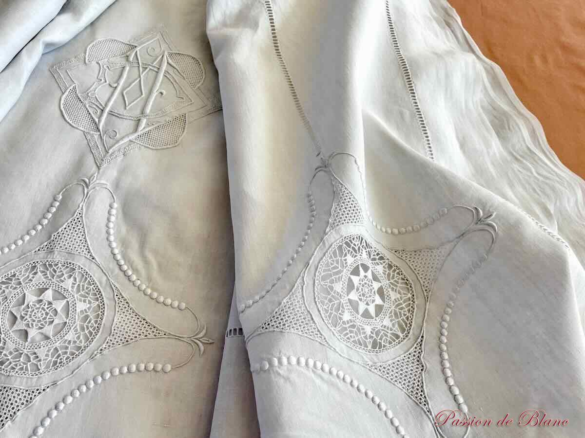 Grand drap broderie main, incrustations à l'aiguille et monogramme MD sur lin fin – Image 6