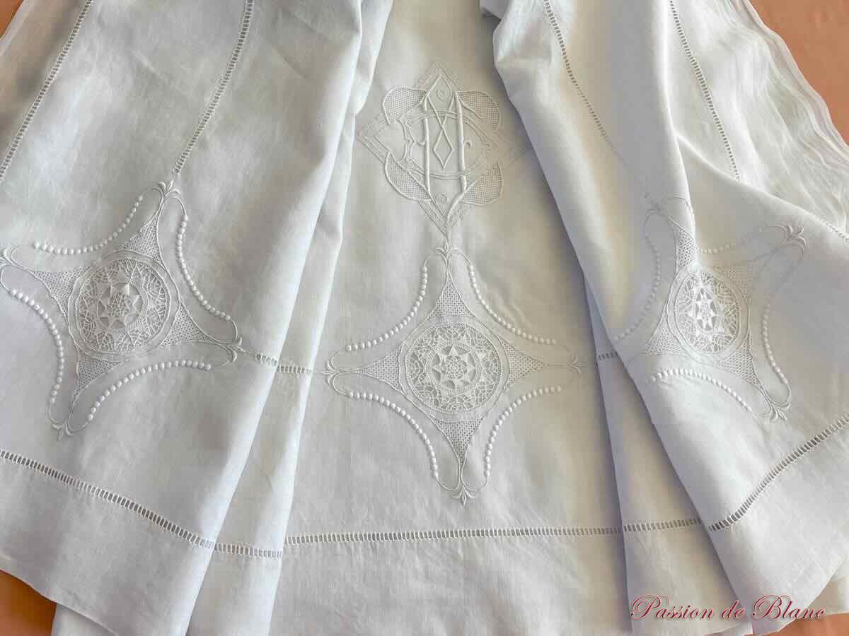 Grand drap broderie main, incrustations à l'aiguille et monogramme MD sur lin fin – Image 5
