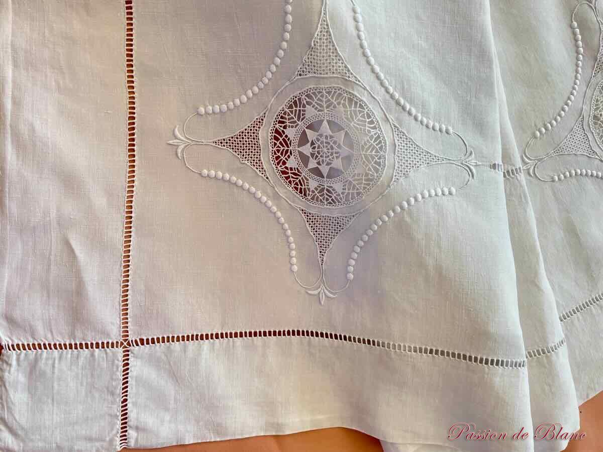 Grand drap broderie main, incrustations à l'aiguille et monogramme MD sur lin fin – Image 3