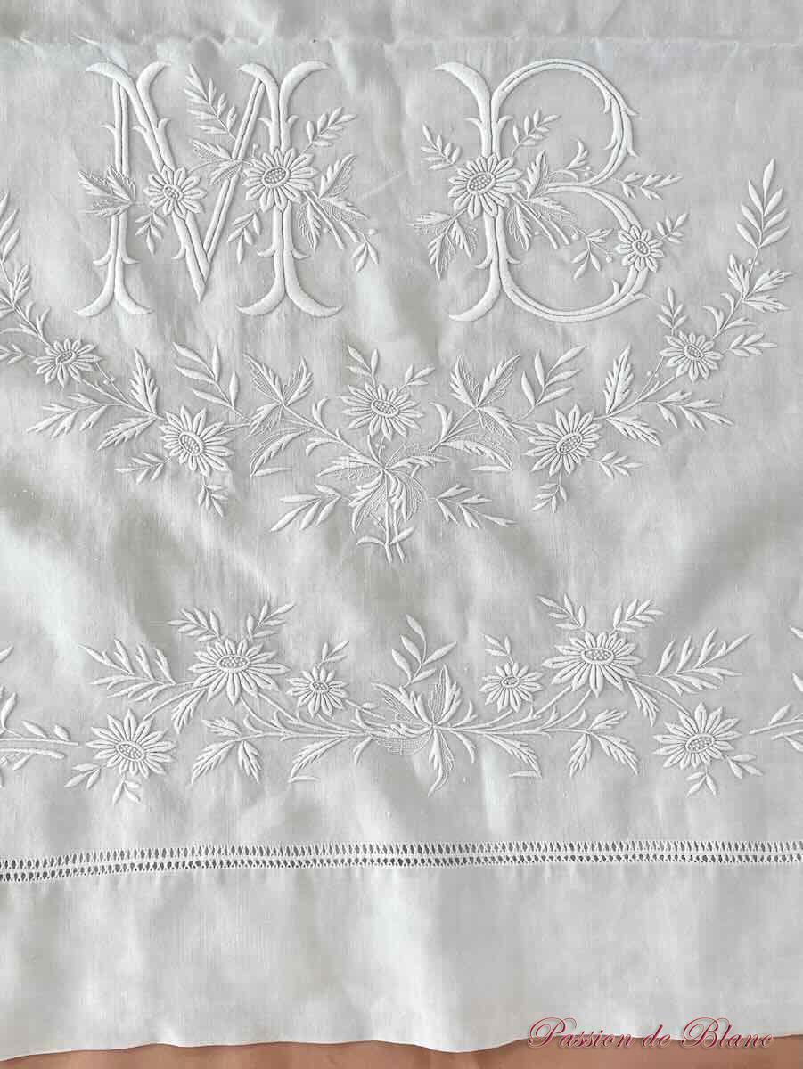 Magnifique drap MB en lin fin neuf avec découverte et retours brodés: guirlande fleurie – Image 3
