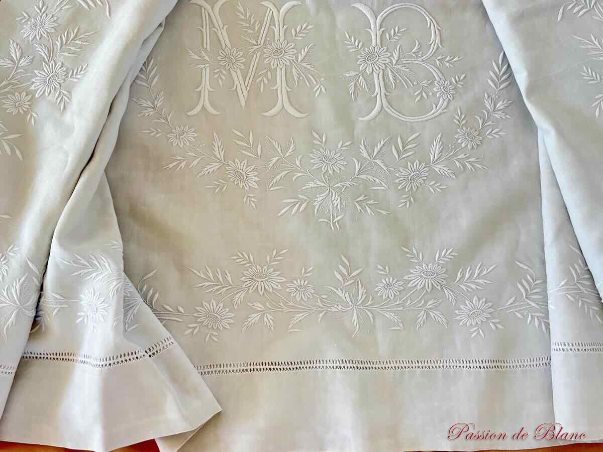 Magnifique drap MB en lin fin neuf avec découverte et retours brodés: guirlande fleurie – Image 8