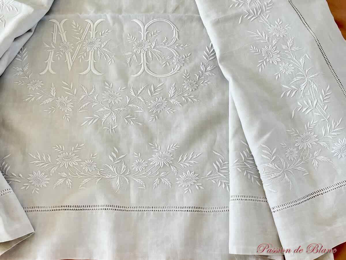 Magnifique drap MB en lin fin neuf avec découverte et retours brodés: guirlande fleurie – Image 4