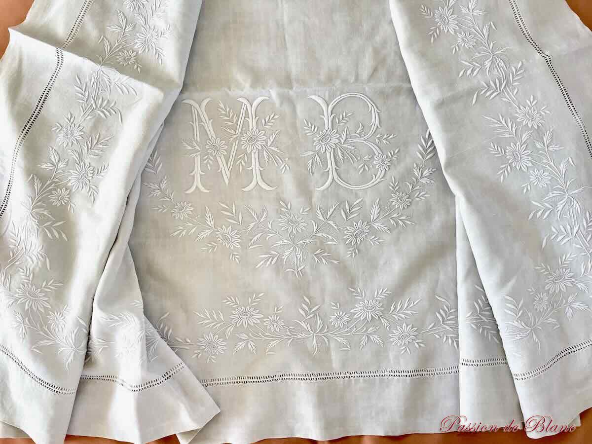 Magnifique drap MB en lin fin neuf avec découverte et retours brodés: guirlande fleurie – Image 6