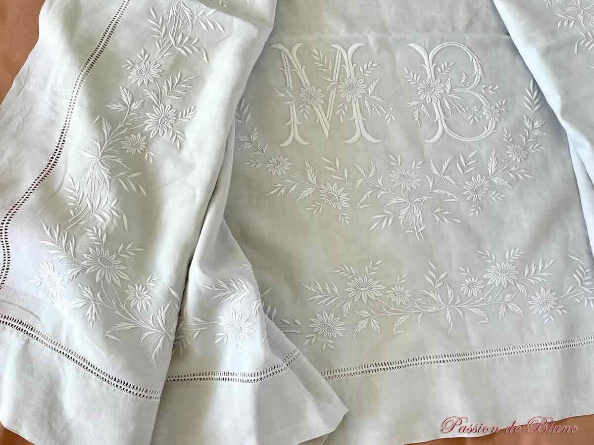 Magnifique drap MB en lin fin neuf avec découverte et retours brodés: guirlande fleurie – Image 5