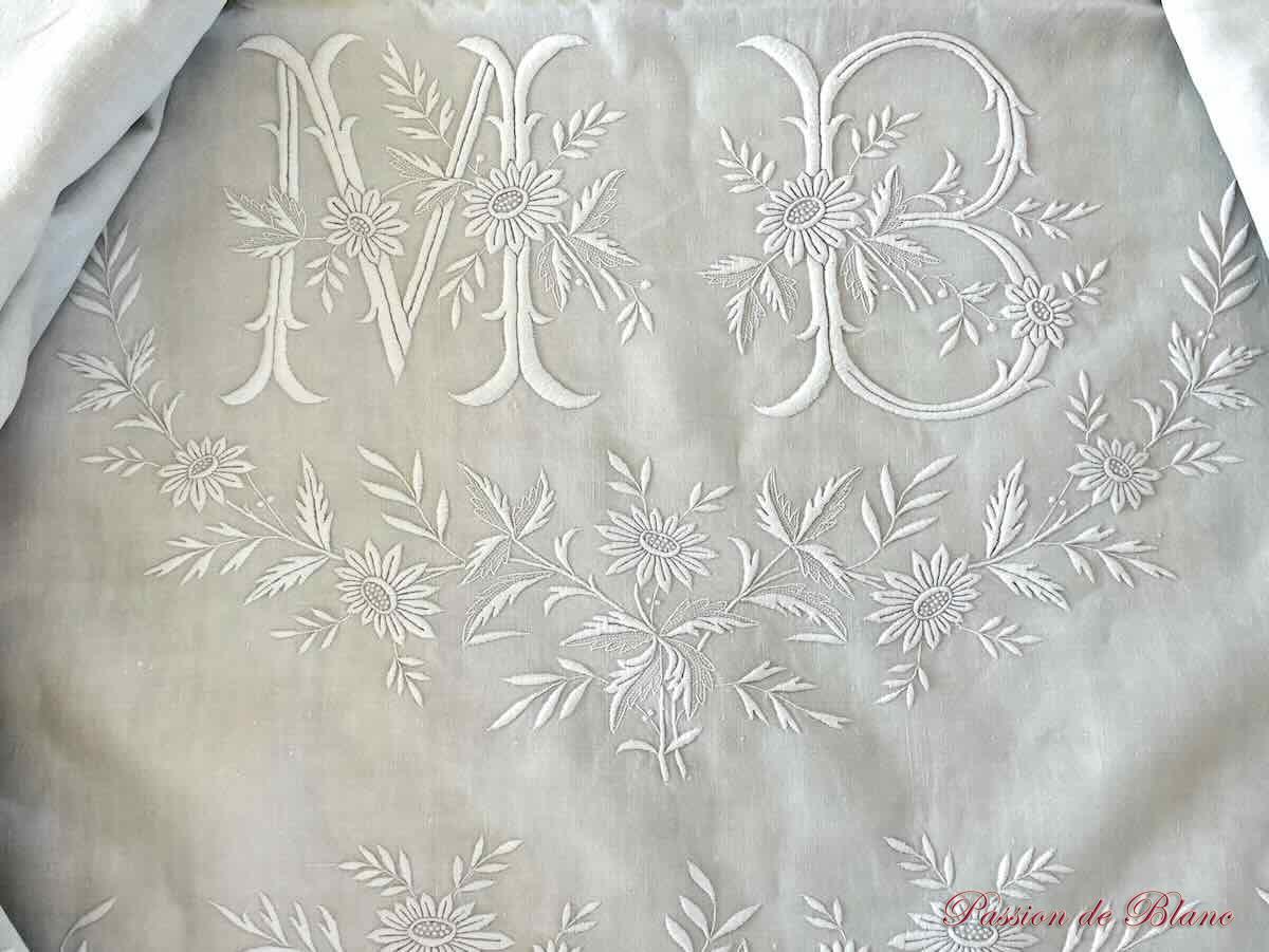 Magnifique drap MB en lin fin neuf avec découverte et retours brodés: guirlande fleurie – Image 2