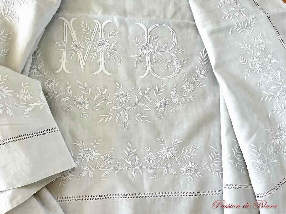 Magnifique drap MB en lin fin neuf avec découverte et retours brodés: guirlande fleurie – Image 9