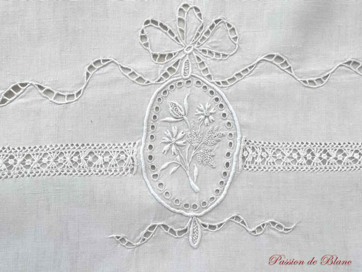 Drap JF retours brodés imposante broderie