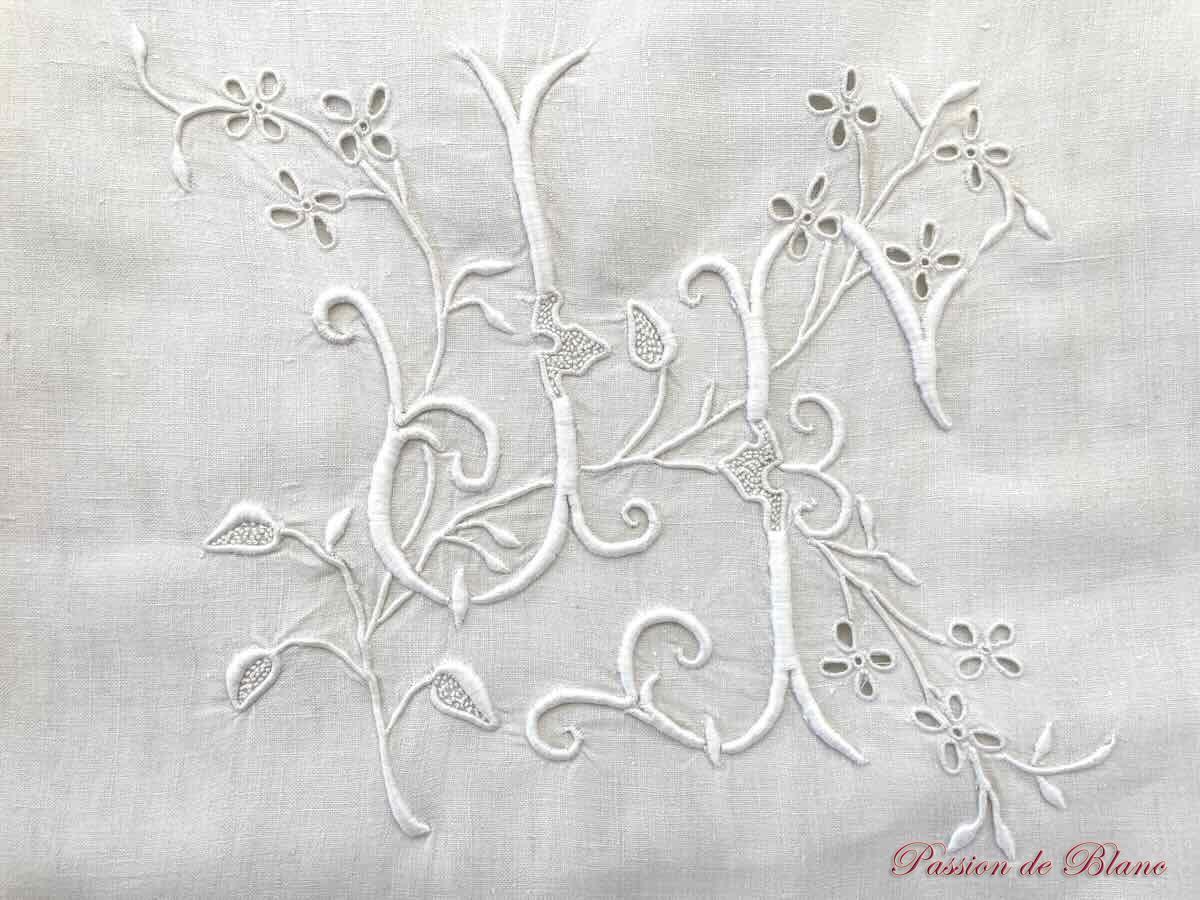 Grand drap,retours, monogramme JF imposante broderie main sur lin fin – Image 2