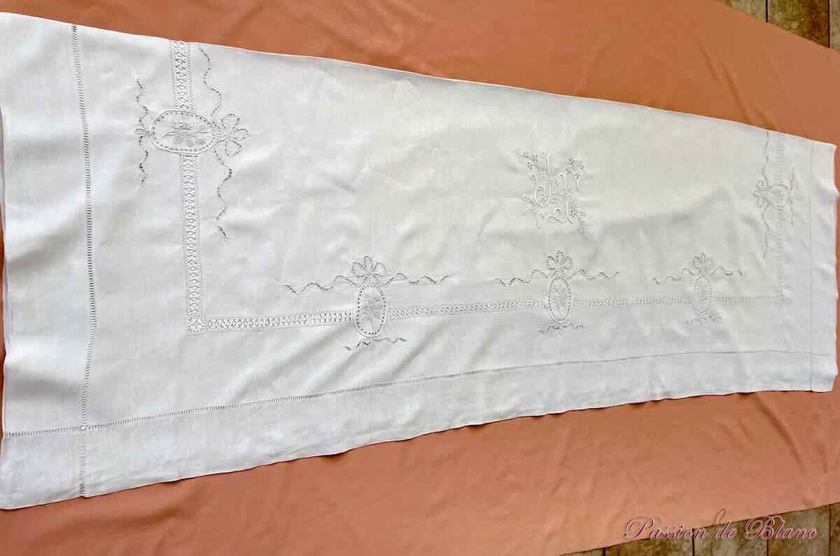 Grand drap,retours, monogramme JF imposante broderie main sur lin fin – Image 7