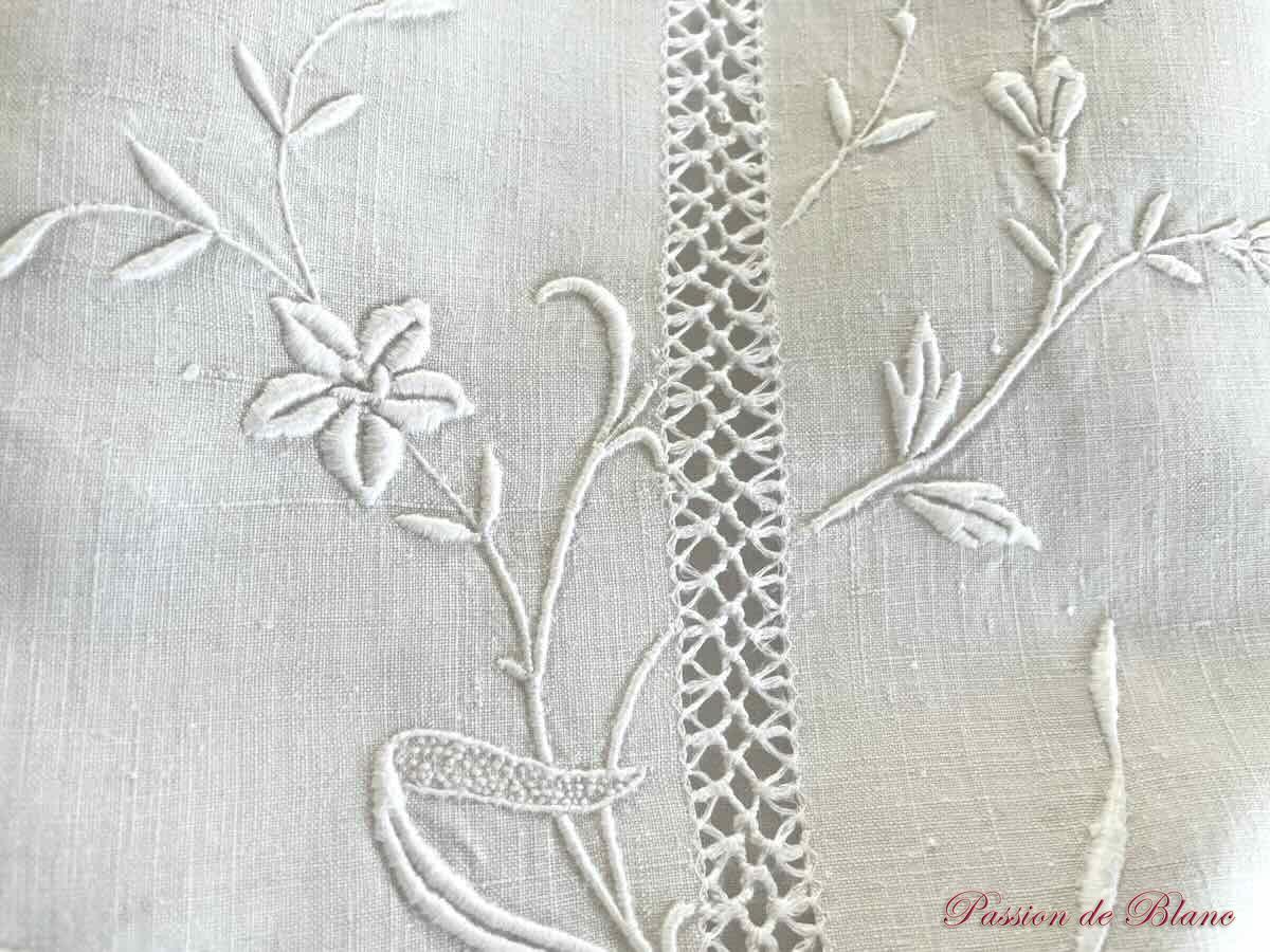 Drap brodé main, branchages fleuris,retours brodés,travail de jours, monogramme SL sur toile lin – Image 11