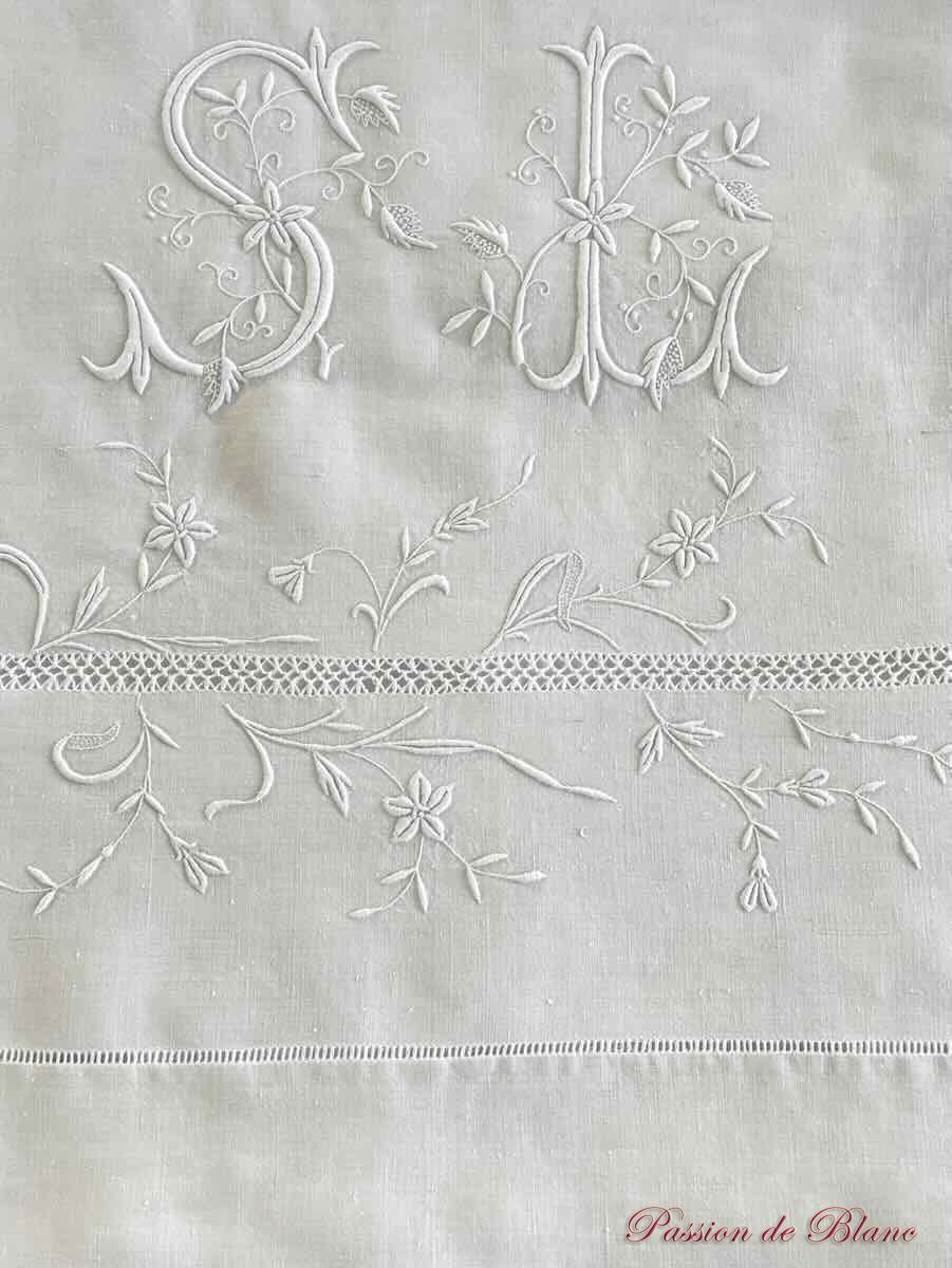 Drap brodé main, branchages fleuris,retours brodés,travail de jours, monogramme SL sur toile lin – Image 4