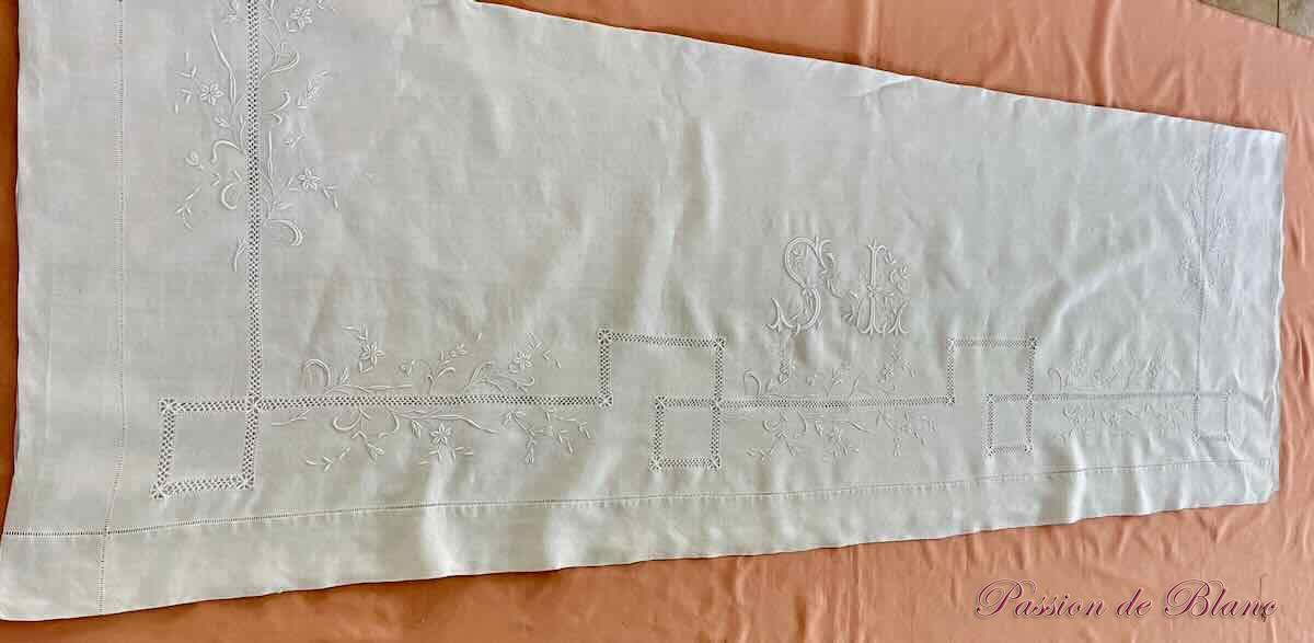 Drap brodé main, branchages fleuris,retours brodés,travail de jours, monogramme SL sur toile lin – Image 5