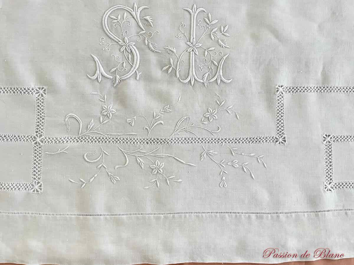 Drap brodé main, branchages fleuris,retours brodés,travail de jours, monogramme SL sur toile lin – Image 2