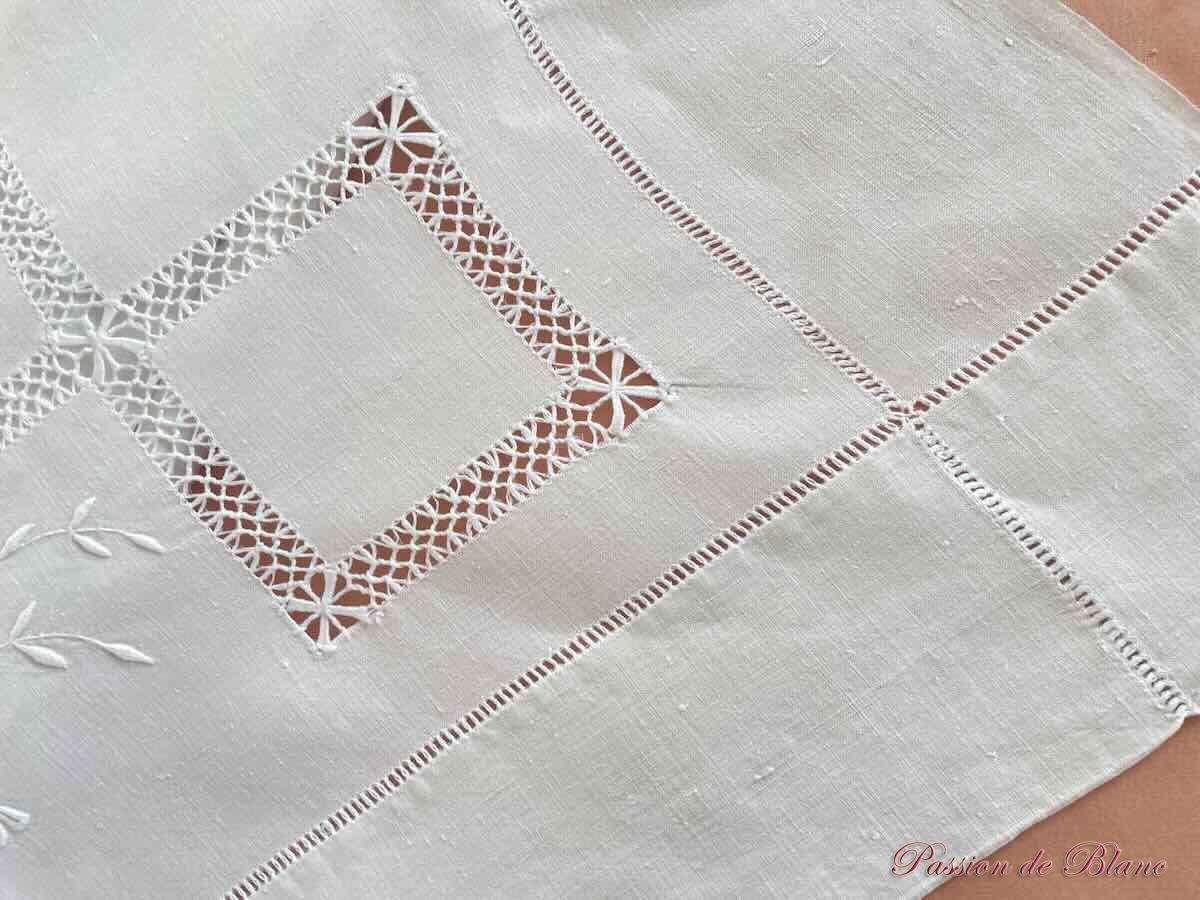 Drap brodé main, branchages fleuris,retours brodés,travail de jours, monogramme SL sur toile lin – Image 9