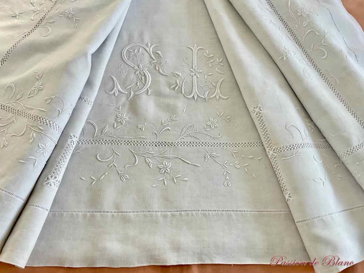 Drap brodé main, branchages fleuris,retours brodés,travail de jours, monogramme SL sur toile lin – Image 8