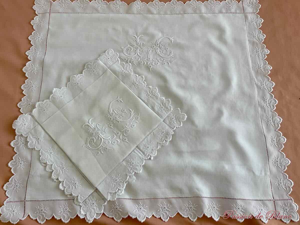 Merveilleuse paire de taies festonnées, fil de lin avec superbes broderies et mono JC – Image 2