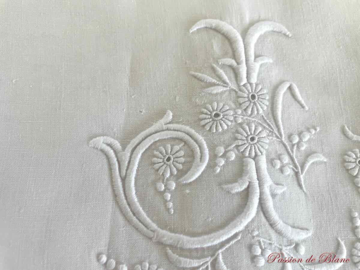 Merveilleuse paire de taies festonnées, fil de lin avec superbes broderies et mono JC – Image 3