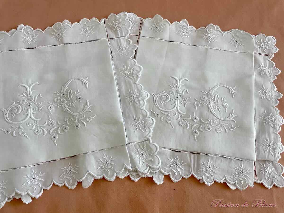 Merveilleuse paire de taies festonnées, fil de lin avec superbes broderies et mono JC – Image 6