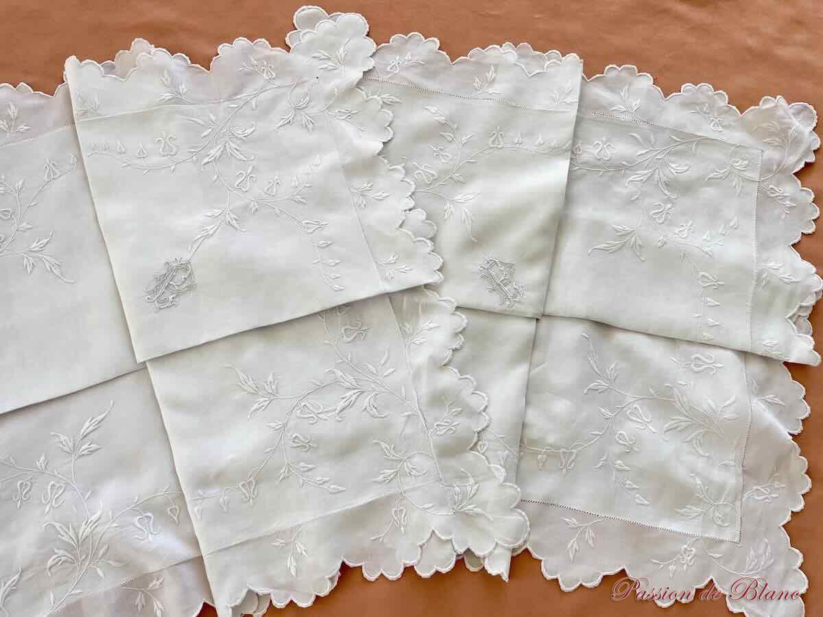 Paire de taies festonnées en fil de lin avec belles broderies et mono PR – Image 2
