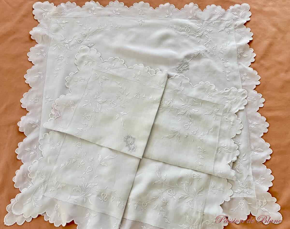 Paire de taies festonnées en fil de lin avec belles broderies et mono PR – Image 3