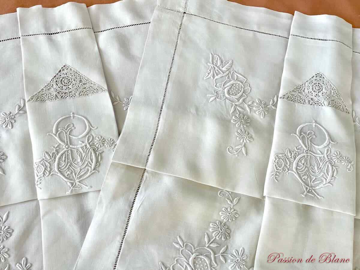 Merveilleuse paire de taies, lin fin blanc avec somptueuses broderies et mono GL – Image 2