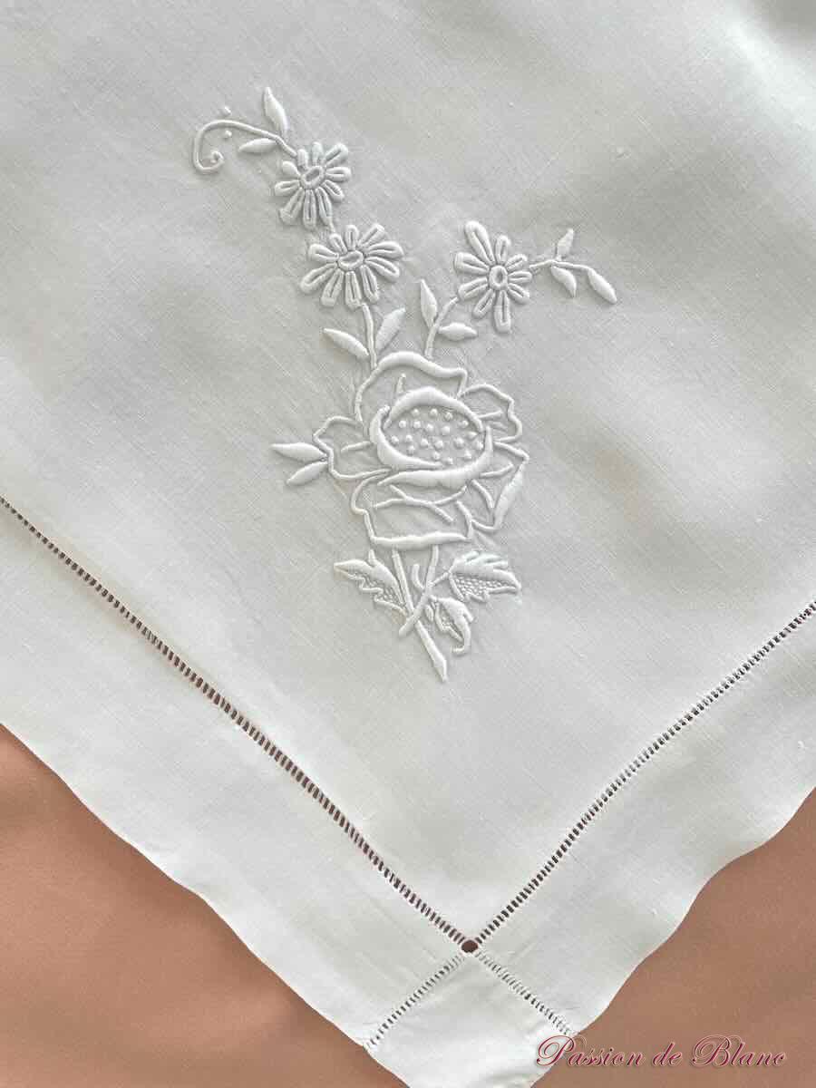 Merveilleuse paire de taies, lin fin blanc avec somptueuses broderies et mono GL – Image 6