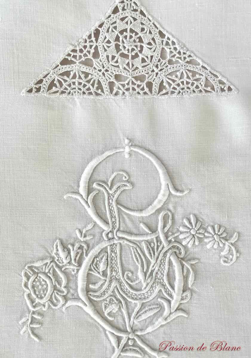 Merveilleuse paire de taies, lin fin blanc avec somptueuses broderies et mono GL – Image 3